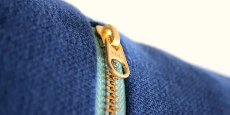 Rits in blauwe stof close-up