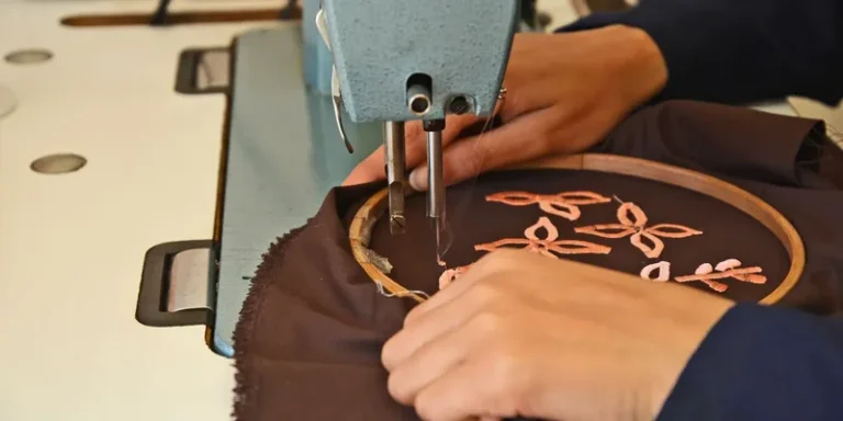 Borduurring met stof in borduurmachine