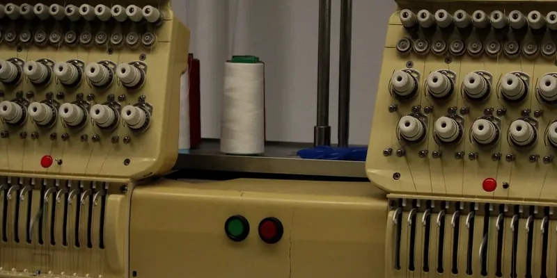 Professionele borduurmachines naast elkaar