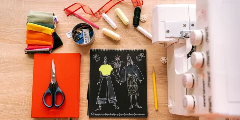 Flatlay met schetsboek, stofstalen en lockmachine