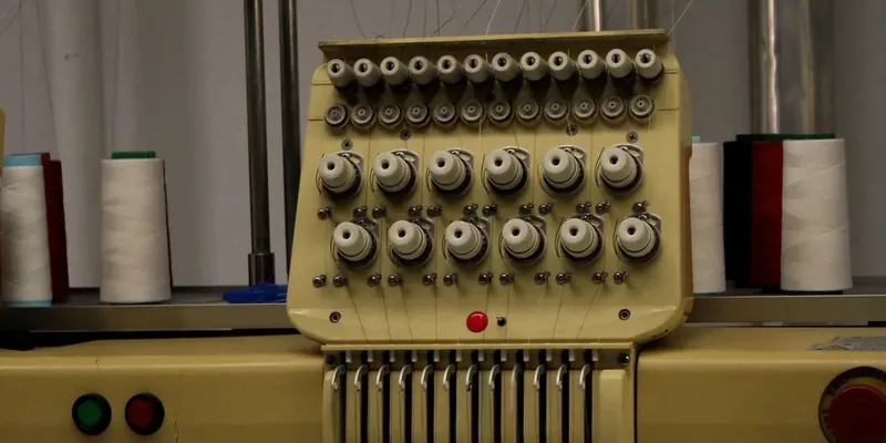 Computergestuurde borduurmachine met garens