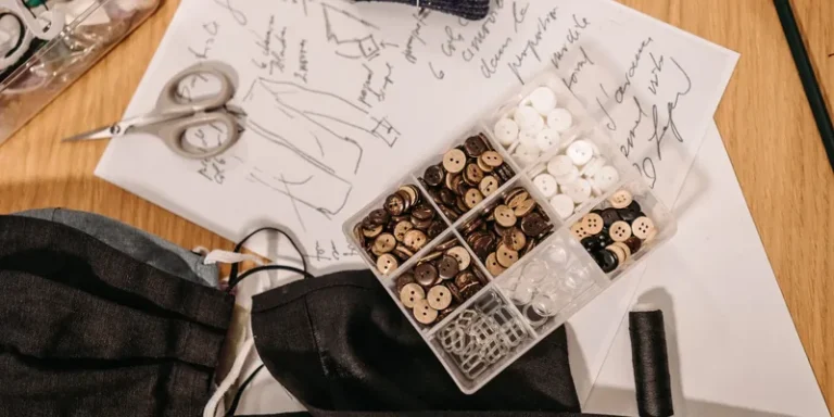 Sorteerdoos met knopen en modeschetsen