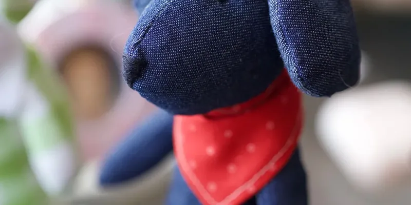Handgemaakte knuffelhond van spijkerstof
