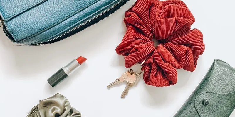 Scrunchies met accessoires op witte ondergrond