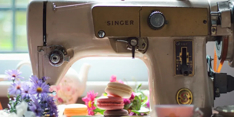 Vintage Singer naaimachine bij het raam