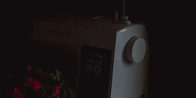 Singer naaimachine met modeschetsen in sfeerlicht