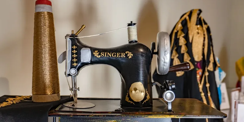 Vintage naaimachine met goudkleurig garen